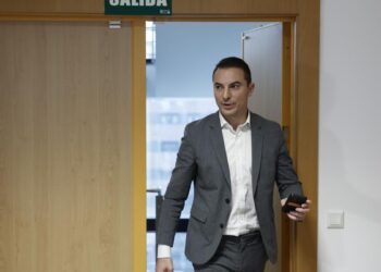 El PSOE se resigna a que Lobato acuda al congreso y aplaza la ‘guerra’ hasta las primarias