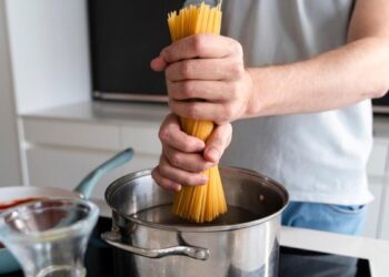 Adiós a quemarte con salpicaduras de agua hirviendo al cocer pasta: así es el truco viral de Dabiz Muñoz
