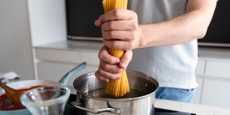 Adiós a quemarte con salpicaduras de agua hirviendo al cocer pasta: así es el truco viral de Dabiz Muñoz
