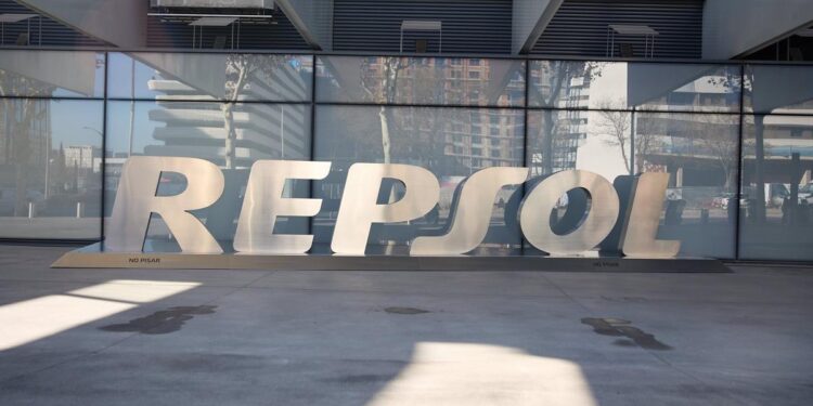 Repsol afirma que reactivará sus inversiones en España tras decaer el impuesto a las energéticas