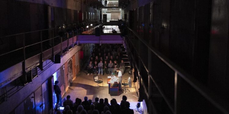 Emoción y rabia en el estreno de ‘Puig Antich, cas obert’ en la cárcel Modelo