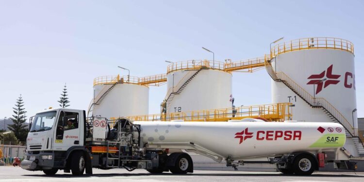 Repsol, Cepsa, Galp y BP amenazan con frenar inversiones de hasta 16.000 millones si se mantiene el impuesto a las energéticas