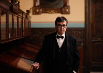 Javier Cercas ingresa en la RAE reivindicando el poder emancipador de la literatura y la figura de Javier Marías