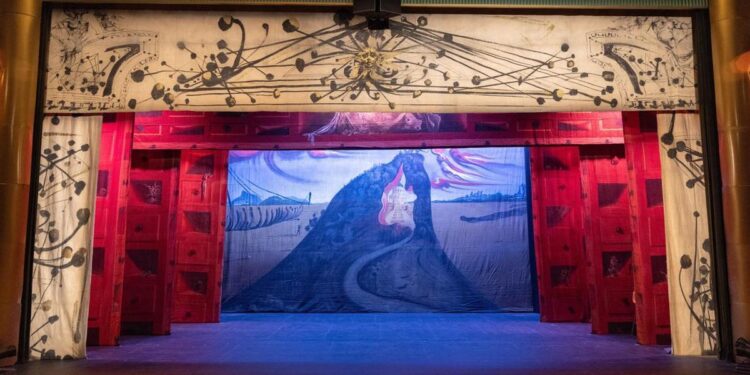 ‘El Dalí más grande del mundo’, un telón diseñado para un ‘ballet paranoico’, se adueña del Círculo de Bellas Artes