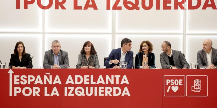 El PSOE extiende a Extremadura, Murcia y Cantabria la batalla por el poder territorial ante eventuales adelantos electorales