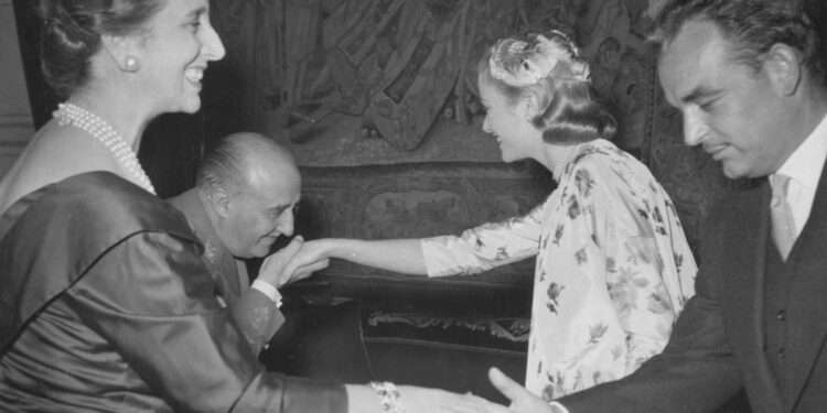 El libro que analiza a Franco a través de la prensa rosa