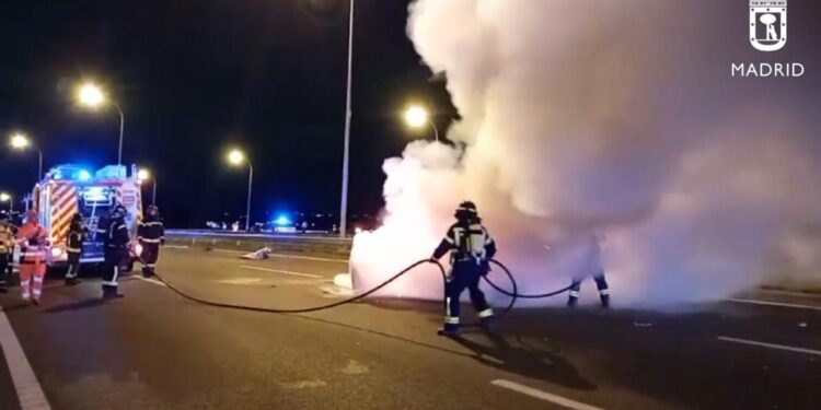 Un kamikaze en la M45 choca contra un VTC y comienza a arder