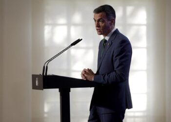 Sánchez redobla los gestos hacia sus socios, de Junts a Podemos, para sentarse a negociar los Presupuestos en enero