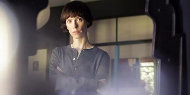 Crítica de ‘The listeners’: la serie de misterio con Rebecca Hall que se cuela en tu mente por el oído