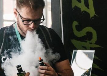 Guerra a la marihuana: Ayuso aprobará en 2025 una ley para reducir el consumo de sus derivados entre los jóvenes