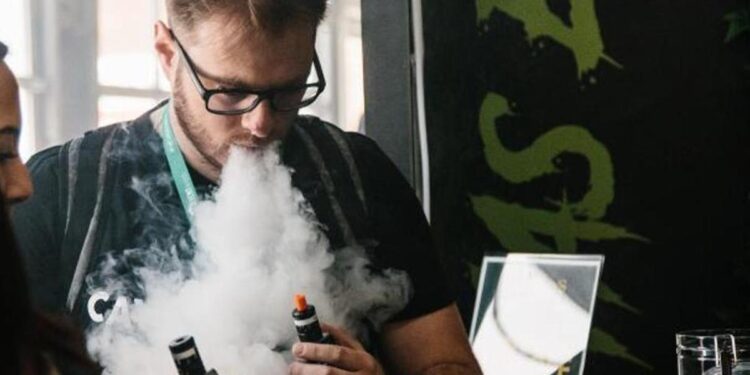 Guerra a la marihuana: Ayuso aprobará en 2025 una ley para reducir el consumo de sus derivados entre los jóvenes