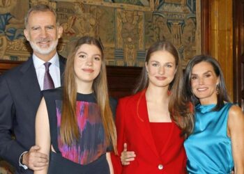 Los Reyes homenajean a las víctimas de la DANA en la felicitación de Navidad