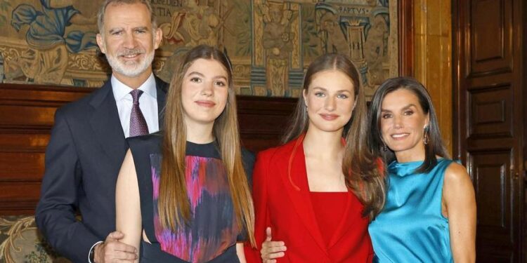 Los Reyes homenajean a las víctimas de la DANA en la felicitación de Navidad