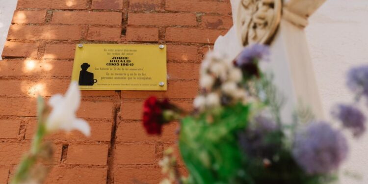 Viaje a la tumba de San Valentín: vivió como un vagabundo, murió solo y acabó en un fosa común de Leganés