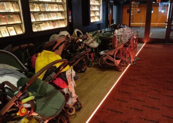 Diez años de ‘sesiones teta’: el cine adaptado para madres y bebés resiste gracias a las salas independientes