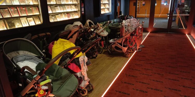 Diez años de ‘sesiones teta’: el cine adaptado para madres y bebés resiste gracias a las salas independientes