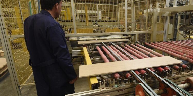 Los empleados de Castellón son de los que más horas trabajan del país