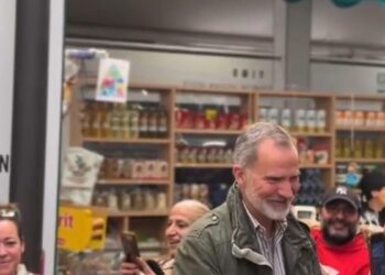 Los reyes visitan por sorpresa Catarroja, municipio afectado por la DANA