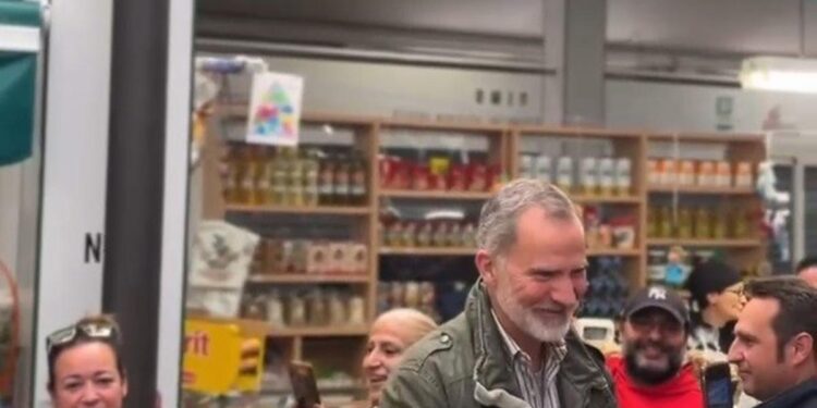 Los reyes visitan por sorpresa Catarroja, municipio afectado por la DANA