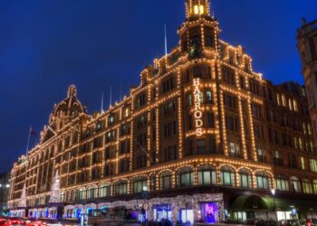 Los trabajadores de los almacenes de lujo Harrods de Londres inician una huelga de tres días en plena campaña navideña