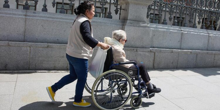 Casi 36.000 personas habrán fallecido en 2024 en las listas de espera de la dependencia, una cada 15 minutos