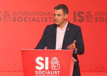 Sánchez insta a resistir frente a una derecha tradicional que ‘copia a la ultraderecha’