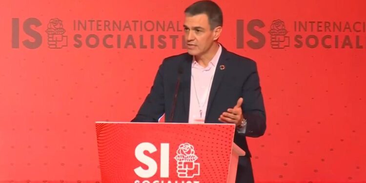 Sánchez insta a resistir frente a una derecha tradicional que ‘copia a la ultraderecha’