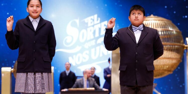 Alisce Ríos y Piero Rai Chávez, los afortunados niños de San Ildefonso que han cantado el Gordo de la Lotería de Navidad 2024