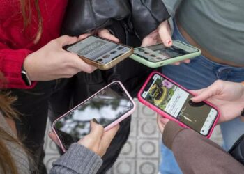Prohibir la venta de móviles a menores de 16 y educadores digitales en el colegio, puntos de encuentro sobre el uso de pantallas en la Asamblea