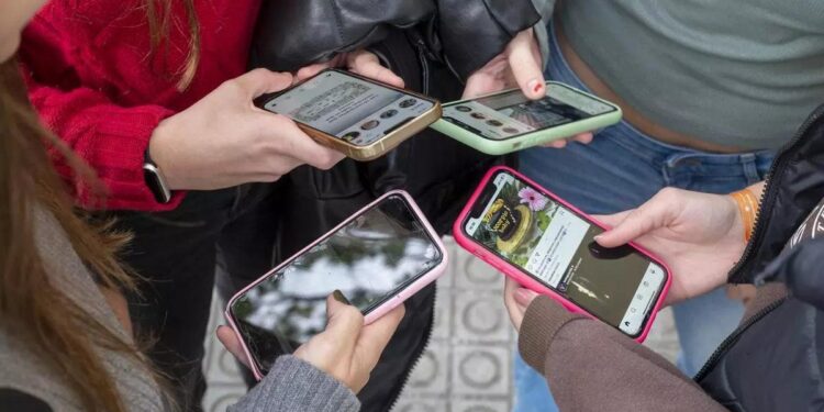 Prohibir la venta de móviles a menores de 16 y educadores digitales en el colegio, puntos de encuentro sobre el uso de pantallas en la Asamblea