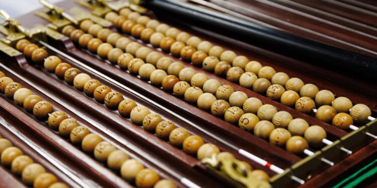 Alambre, copa, lira, paraguas, tabla, tolva y trompeta: los términos clave para entender el Sorteo de la Lotería de Navidad