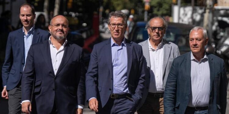 El acercamiento de Feijóo a Junts agita el PP catalán