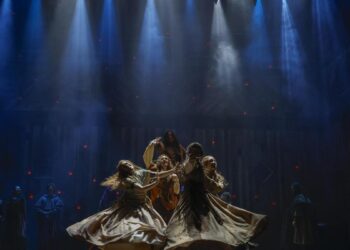Un teatro transformado en catedral medieval y gafas futuristas para leer subtítulos: el musical de ‘Los pilares de la tierra’ llega a la Gran Vía