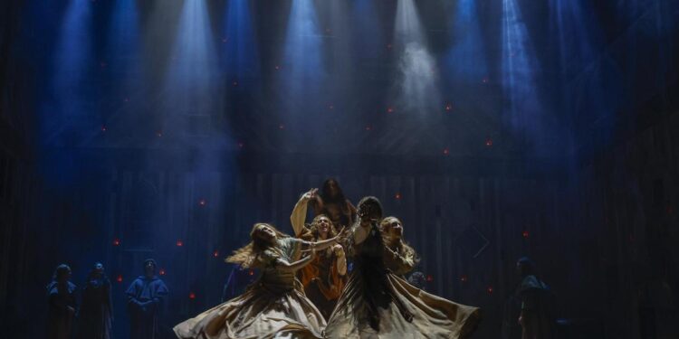 Un teatro transformado en catedral medieval y gafas futuristas para leer subtítulos: el musical de ‘Los pilares de la tierra’ llega a la Gran Vía