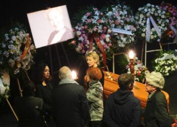 El cine y la izquierda arropan a la familia de Marisa Paredes en la despedida de la actriz