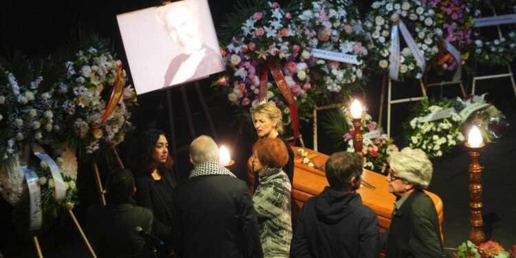 El cine y la izquierda arropan a la familia de Marisa Paredes en la despedida de la actriz
