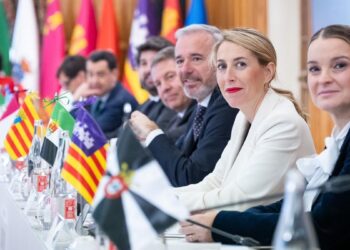 Guardiola reclama a Sánchez más compromiso con la sanidad y la vivienda rural