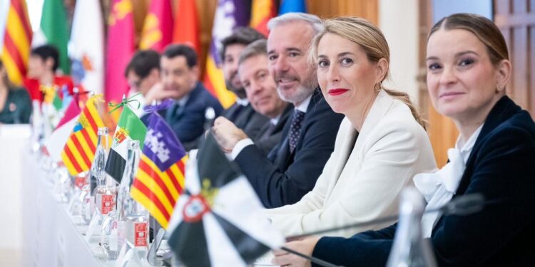 Guardiola reclama a Sánchez más compromiso con la sanidad y la vivienda rural