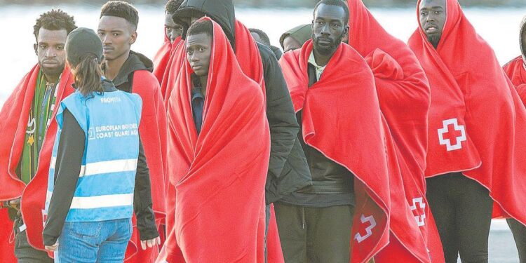 Madrid enfría el reparto extraordinario de menores migrantes y se enroca en la reforma de extranjería