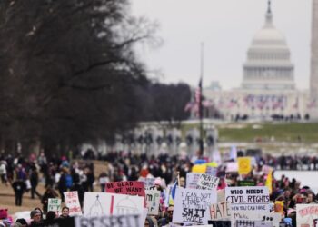 Miles de personas protestan en Washington en vísperas del regreso de Trump