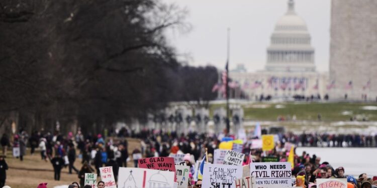 Miles de personas protestan en Washington en vísperas del regreso de Trump