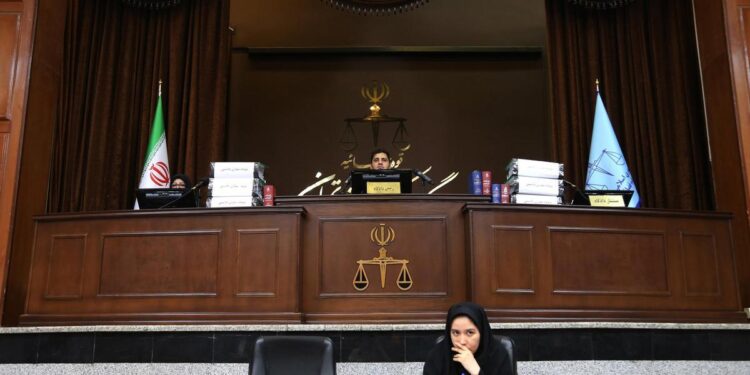 Mueren dos magistrados iraníes en un ataque a tiros frente a la sede del Supremo en Irán