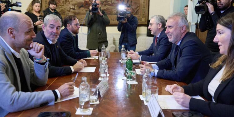 El Gobierno y Clavijo se acercan a un acuerdo para desbloquear el reparto de los menores migrantes