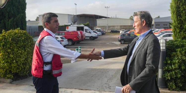Feijóo visita un centro de mayores en Algemesí (Valencia) y da esquinazo a los medios