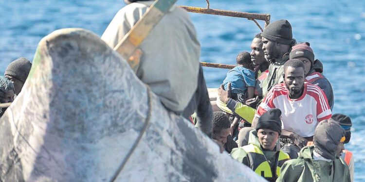 Gobierno y PP agravan su choque por el reparto de menores migrantes llegados a Canarias