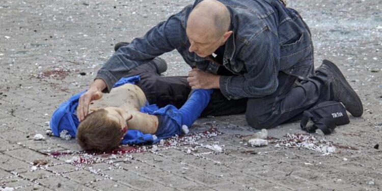 La invasión de Ucrania ha costado la vida ya a 13.838 civiles, 596 de ellos niños