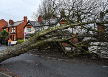 La borrasca Éowyn deja un muerto y rachas de más de 180 km/h en Irlanda y Reino Unido