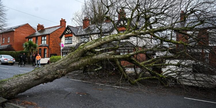 La borrasca Éowyn deja un muerto y rachas de más de 180 km/h en Irlanda y Reino Unido