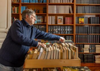 La librería de terror que lleva 20 años oculta en un piso de Madrid: ‘No tiene sentido venir a por un libro de Pérez-Reverte’