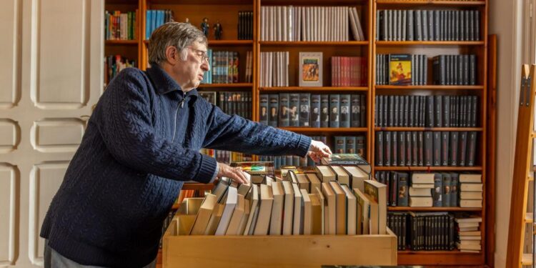 La librería de terror que lleva 20 años oculta en un piso de Madrid: ‘No tiene sentido venir a por un libro de Pérez-Reverte’